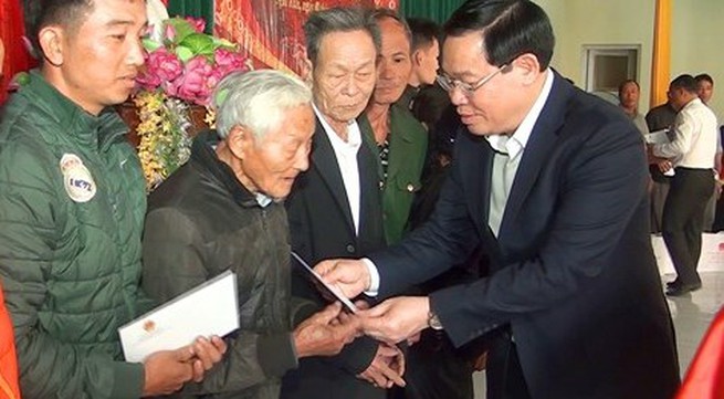 Deputy PM present gifts to poor households in Nghe An prov.