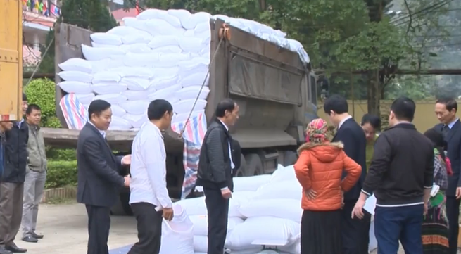 Rice support given to poor households to celebrate Tet