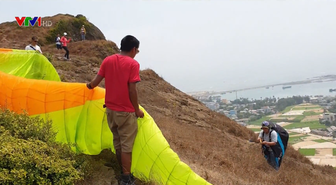 First ever hang gliding festival to attract tourists on Ly Son island