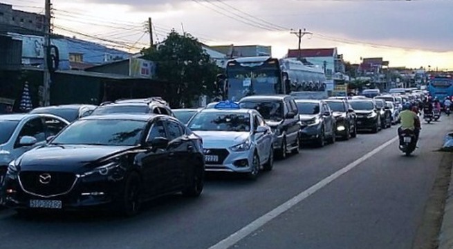 5-car pileup blocks Đà Lạt highway