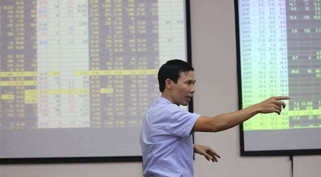 VN stocks turn negative as large-caps suffer from profit-taking
