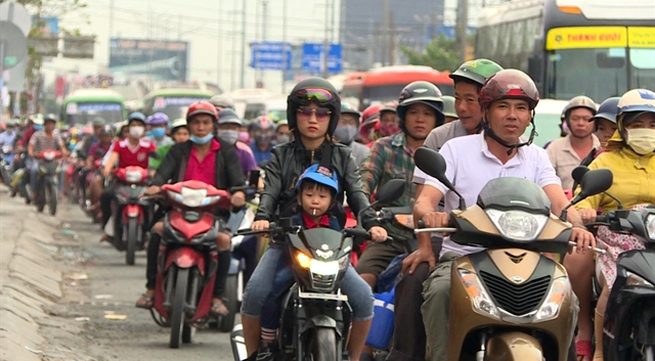 Heavy holiday traffic blocks highways into Hà Nội, HCM City