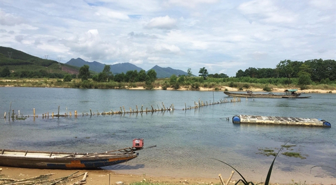 Residents build river fence to oppose sand mining