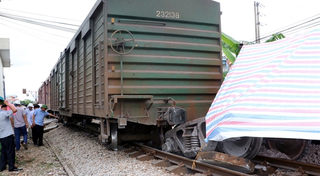 Train derails in Nam Định, paralyses North-South route