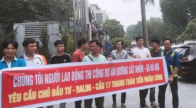 Workers on Hà Nội urban projects suffer wage delays