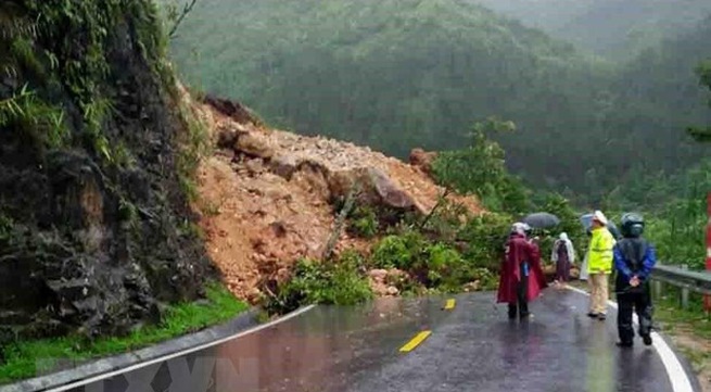 Landslides cause traffic jam on highway in Lai Châu