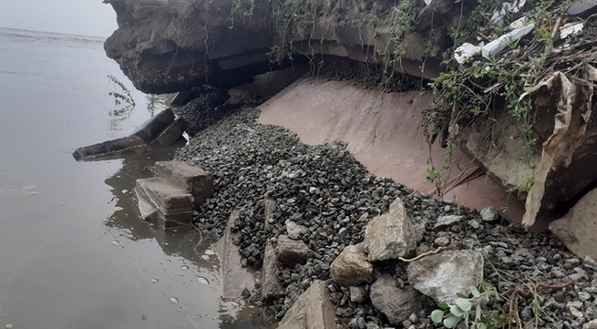 Sea dyke damaged by typhoon in Hà Tĩnh