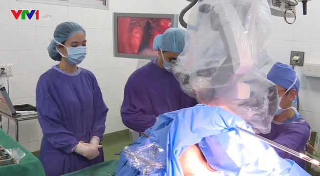 Doctors at Viet - Duc hospital carry out first conscious surgery on brain tumor patient
