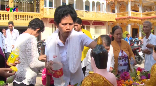 Buddhist ritual bathing in the Chol Chnam Thmay Festival