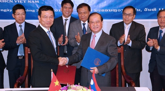 Vietnamese and Lao Information Ministers discuss enhancing ties