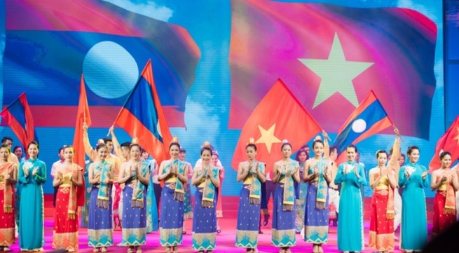 Vietnamese leaders congratulate Laos on 44th National Day