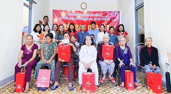 Tet gifts handed out to the disadvantaged in Quang Tri
