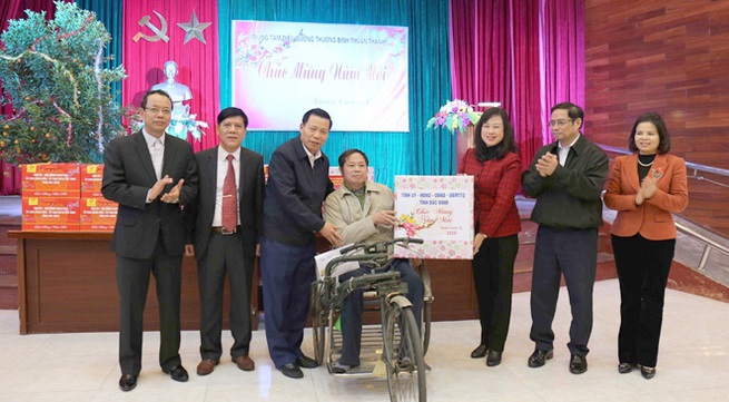 Senior leaders deliver Tet wishes and gifts to people nationwide
