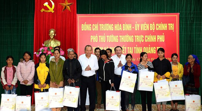 Officials present Tet gifts to poor people, disadvantaged children