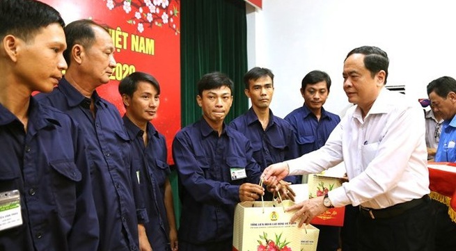 VFF leader presents Tet gifts to needy people in An Giang