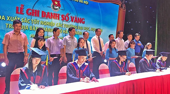 Hanoi honours 88 exemplary graduates of local universities