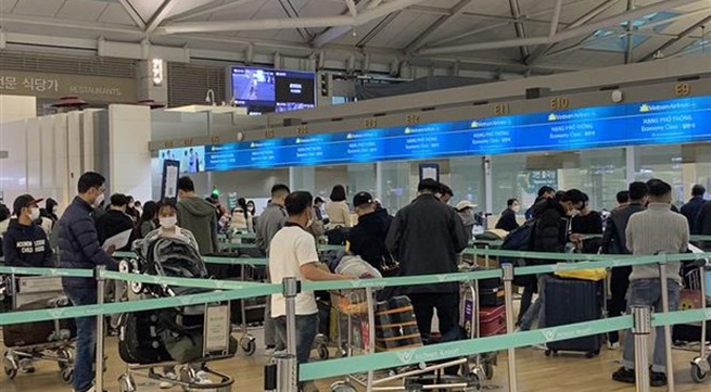Nearly 450 Vietnamese citizens flown home from RoK
