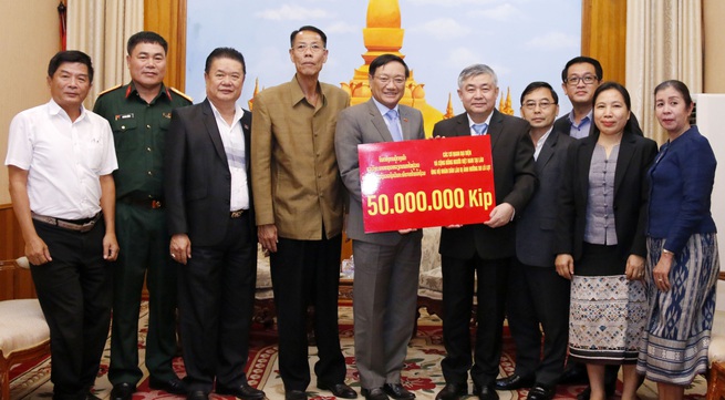 Vietnamese community supports Lao people to overcome flood consequences