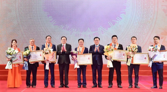 Hanoi honours oustanding enterprises and entrepreneurs