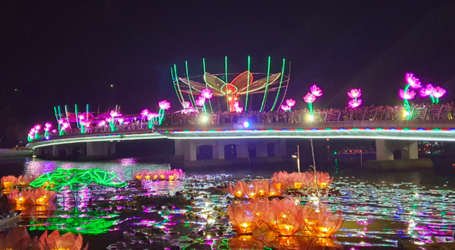 Ninh Kieu flower garland and colored lantern festival launched