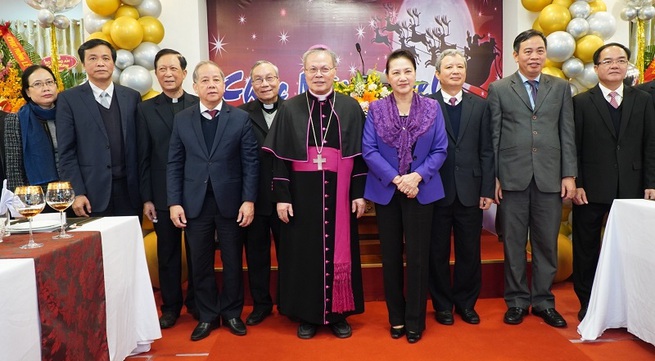 Top legislator extends Christmas greetings in Hue