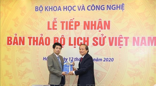 MoST receives Vietnamese History book collection’s manuscript