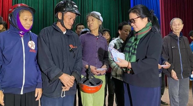 Hanoi benefactors present 800 gifts to flood victims in central region