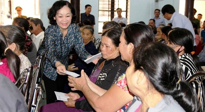 Politburo member Truong Thi Mai presents gifts to storm-hit residents in Thua Thien Hue