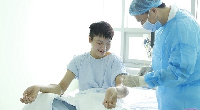 Vietnamese doctors successfully carry out first simultaneous forearm transplant