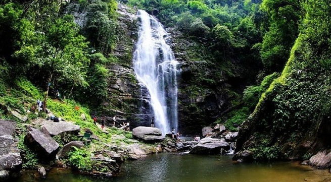 Khe Kem waterfall: A white silk strip in Pu Mat National Park