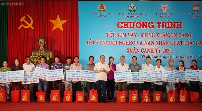 PM shares joy with poor people in Vinh Long as Tet approaches