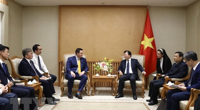 Deputy PM hosts investors interested in LNG power development in Vietnam