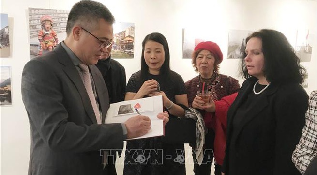 Exhibition features photos and sculptures about Vietnam