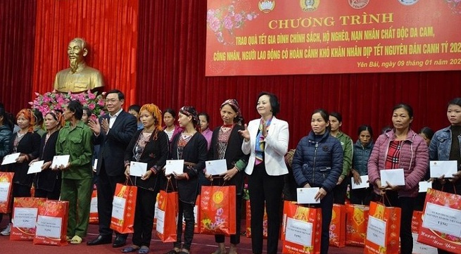 Deputy PM presents Tet gifts to residents of Yen Bai province