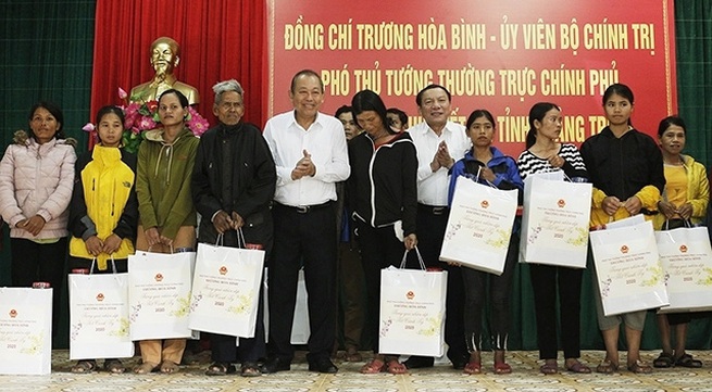 Officials present Tet gifts to poor people, disadvantaged children