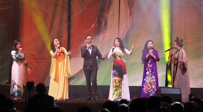 Vietnamese community in France celebrates Tet