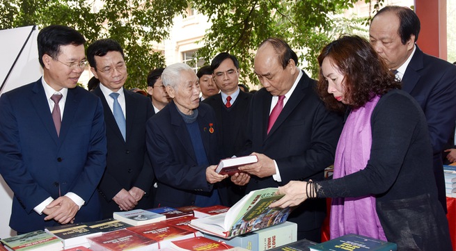 Prime Minister visits book exhibition to mark Party's 90th Anniversary