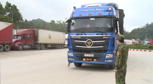 Lang Son temporarily halts customs clearance at Huu Nghi international border gate
