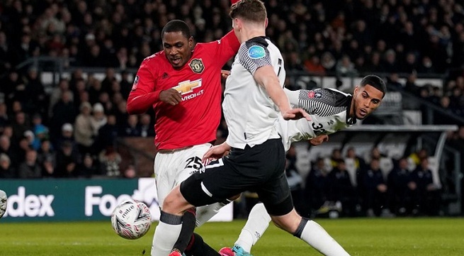 Man United beat Rooney's Derby 3-0 to reach Cup quarters