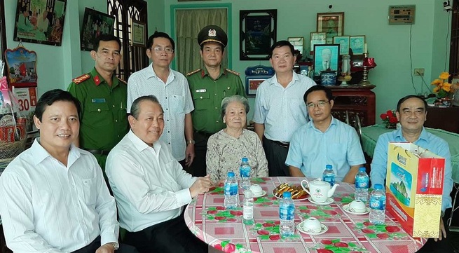 Deputy PM Binh visits war heroes on reunification anniversary