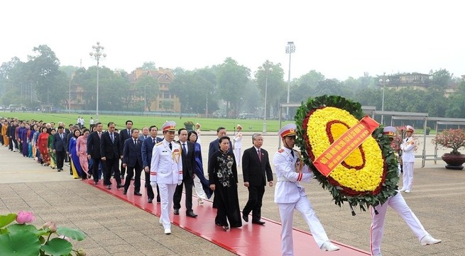 Parliamentarians pay tribute to President Ho Chi Minh
