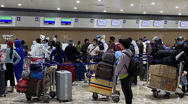Vietnamese expatriates in Philippines return home