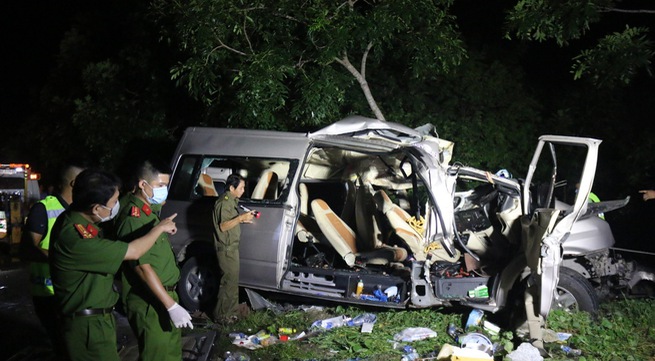 8 killed, 7 injured in tragic head-on car crash in Binh Thuan