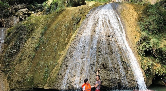 Khuoi Nhi waterfall: A natural fish massage spa in Tuyen Quang