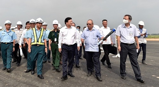 Deputy PM inspects runway upgrading at Noi Bai airport