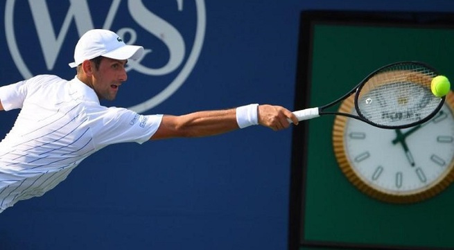 Djokovic rolls on at Western and Southern Open, Murray eliminated