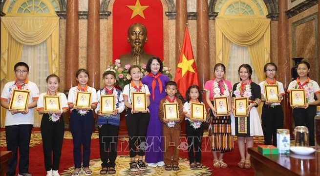 Vice President meets outstanding children from Nghe An