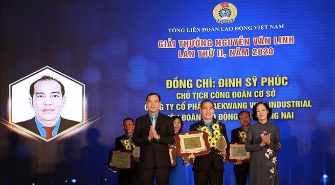 Outstanding trade union officials receive Nguyen Van Linh Award