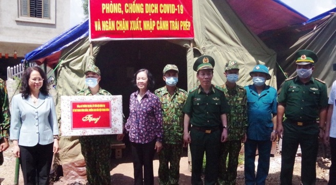 Politburo member Truong Thi Mai visits Thanh Loa Border Guard