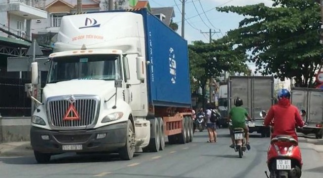 Lack of parking space for trucks in HCM City hits transport companies
